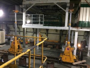 Подъем бетонного блока фундамента станка WALDRICH SIEGEN массой тысяча тонн