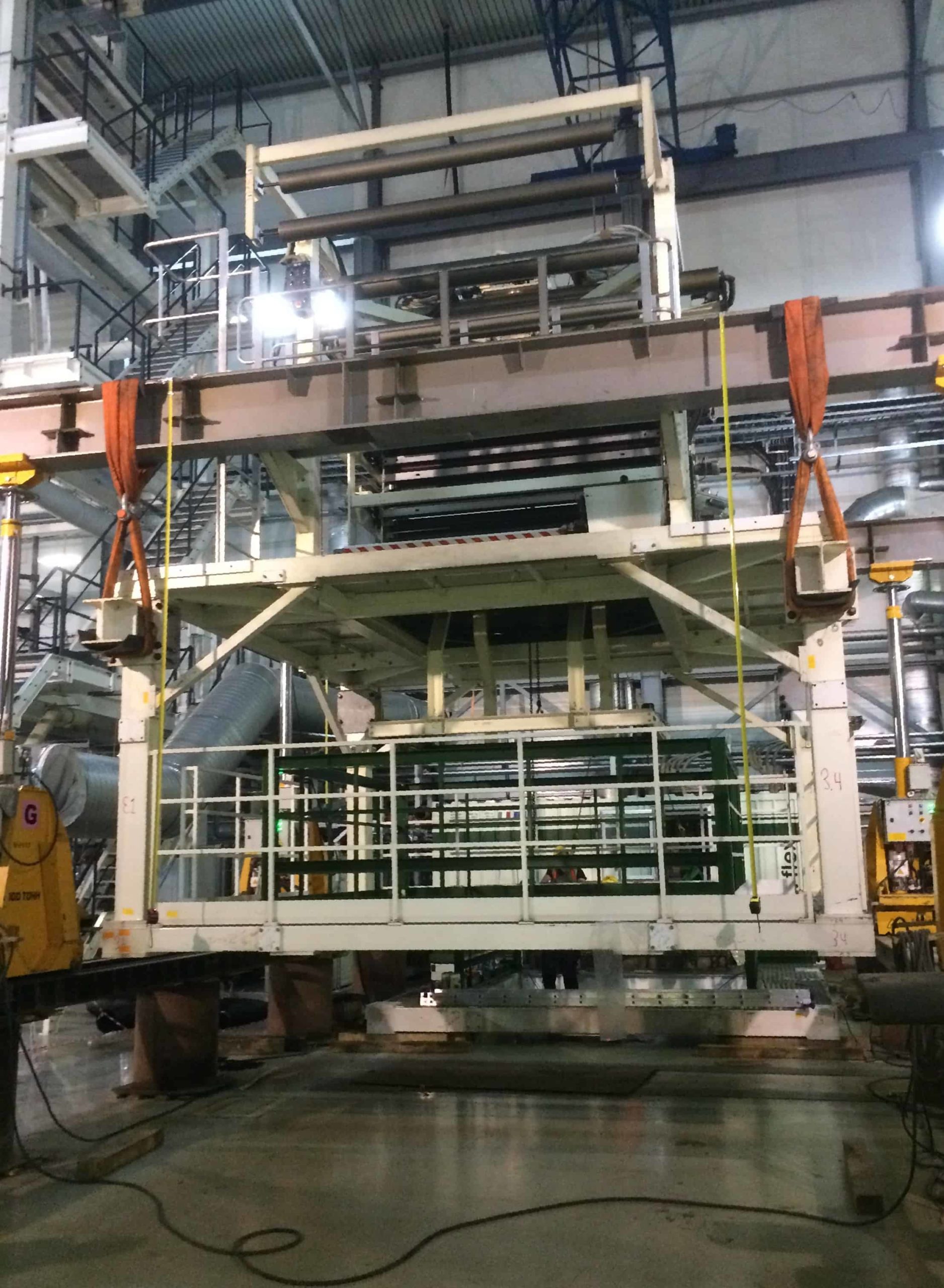 Промышленный демонтаж верхней секции экструзионной машины рукавной пленки Macchi