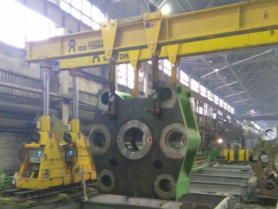 Установка в проектное положение траверс пресса ПА8745П на Ревдинском ...