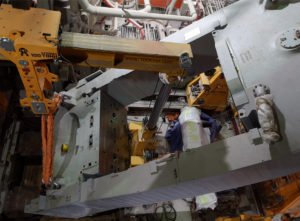 Кантование станины пресса внутри цеха с помощью двух порталов