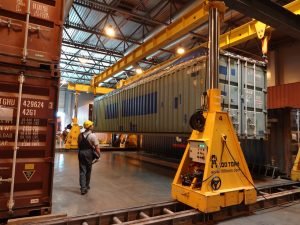 Такелаж оборудования с помощью гидравлического портала и балок Такелаж оборудования с помощью гидравлического портала и балок