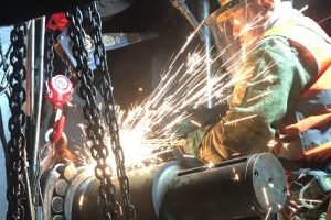 Выемка шаботов молота из приямка на время ремонта