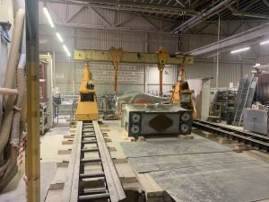 Выемка шаботов молота из приямка на время ремонта