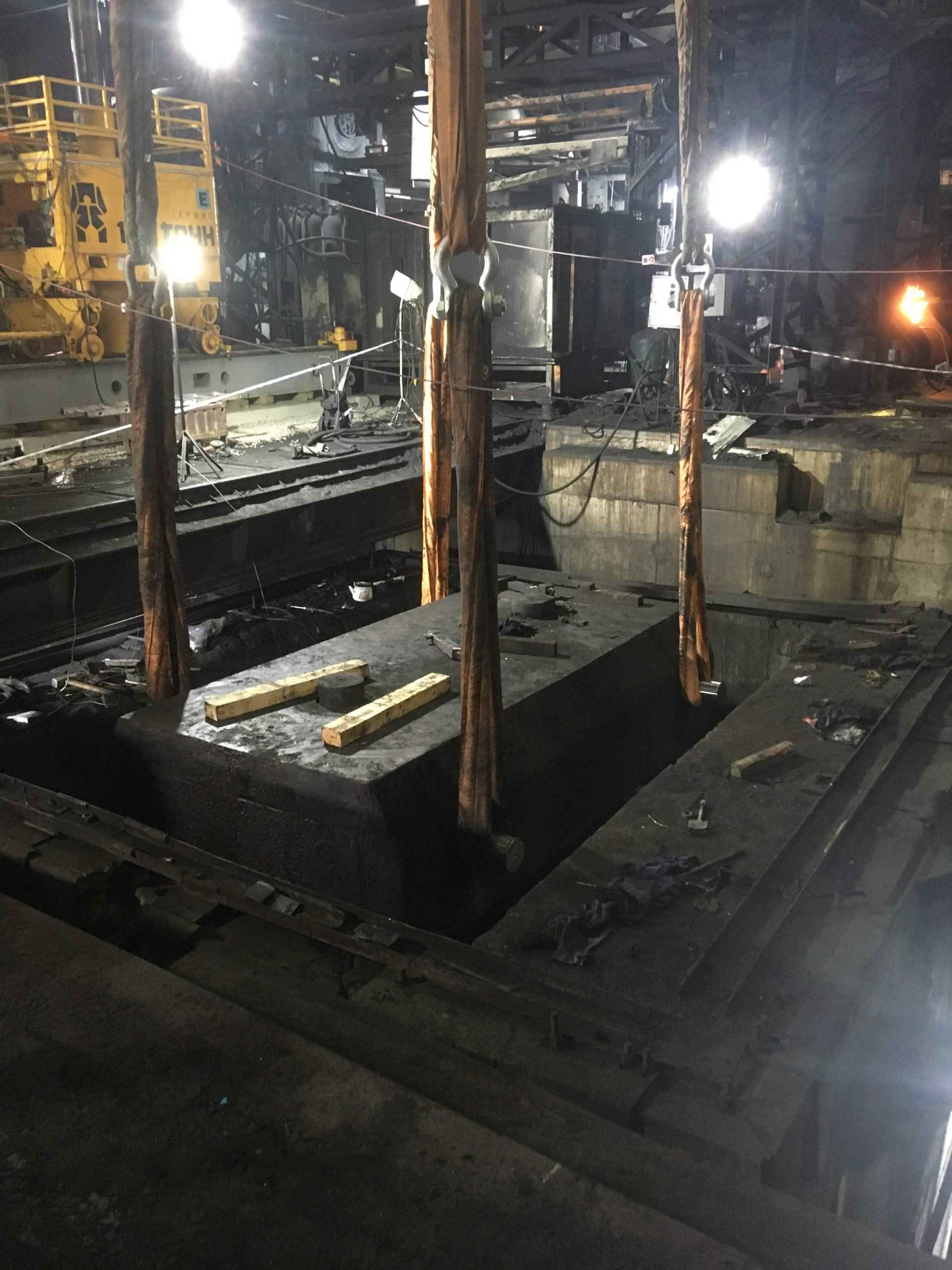 Выемка среднего шабота молота в кузнечном цехе