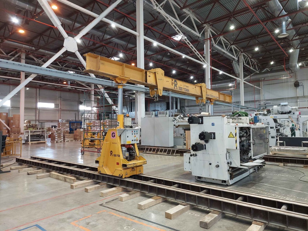 Монтаж пакетной машины Triumph 5QT с помощью гидравлического портала Монтаж пакетной машины Triumph 5QT с помощью гидравлического портала