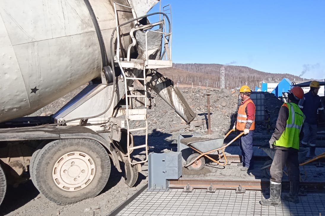 Прокладка и выверка рельсов для телеги конуса дробилки