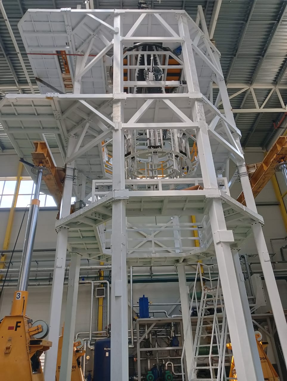 Башня экструдера почти упирается в потолок, но демонтировать перекрытия не понадобилось Башня экструдера почти упирается в потолок, но демонтировать перекрытия не понадобилось