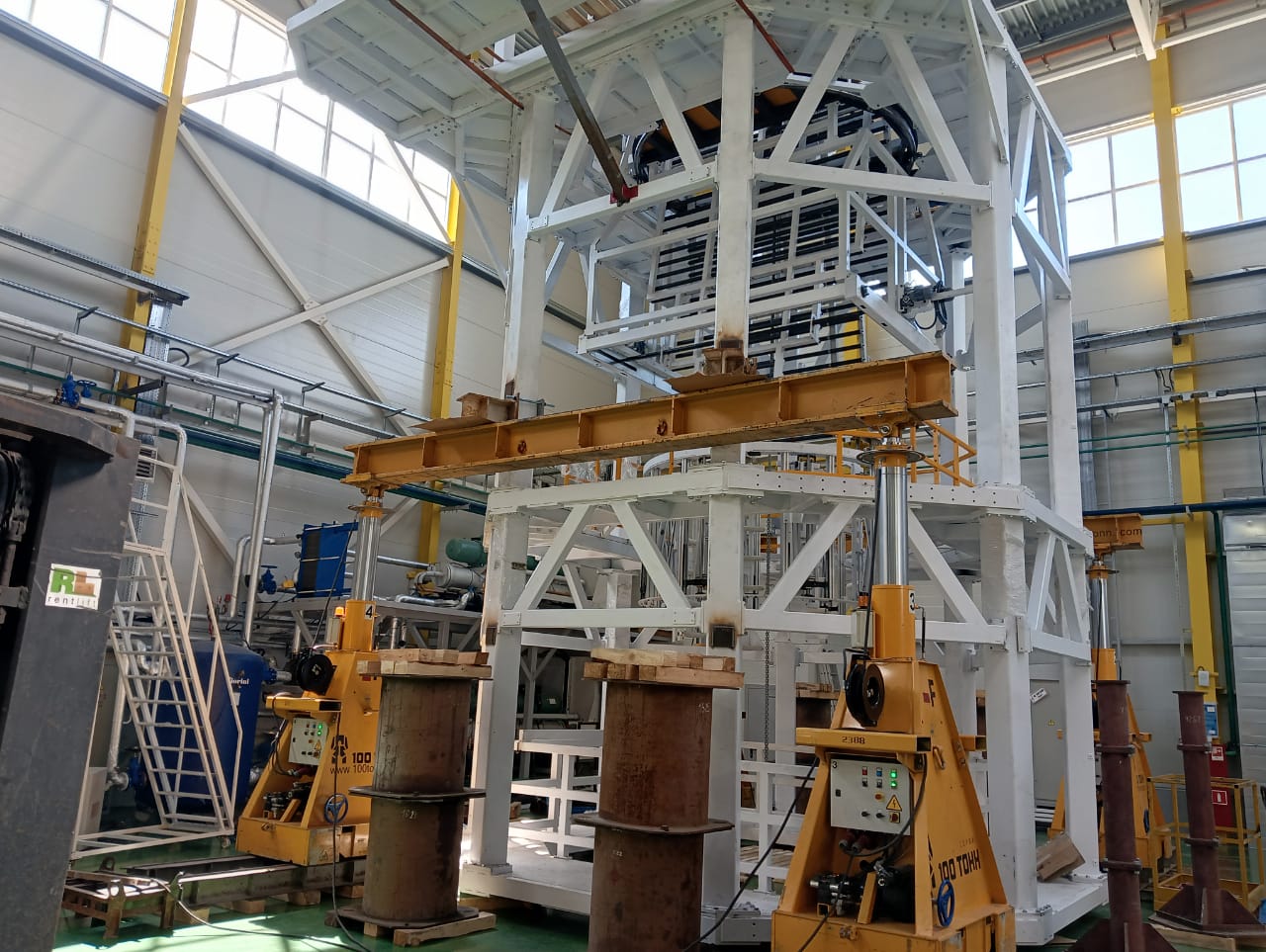 Портальная система позволила собрать экструдер в стесненных условиях Портальная система позволила собрать экструдер в стесненных условиях