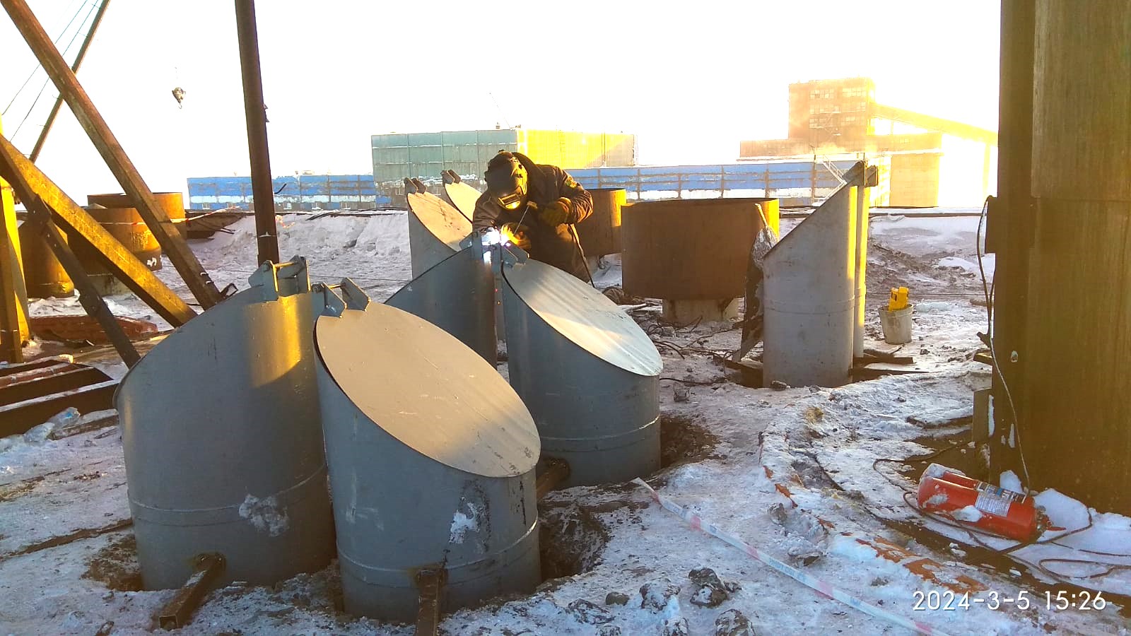 Монтаж оборудования на кровле обогатительной фабрики Монтаж оборудования на кровле обогатительной фабрики