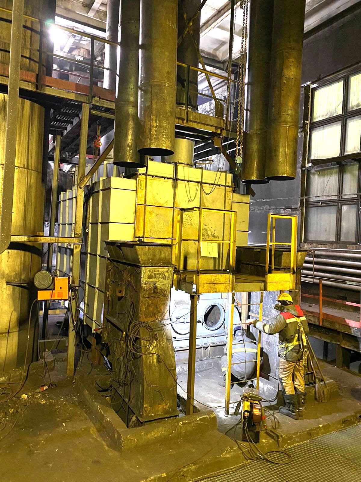 Монтаж восьми дымовых труб на угольной фабрике Монтаж восьми дымовых труб на угольной фабрике