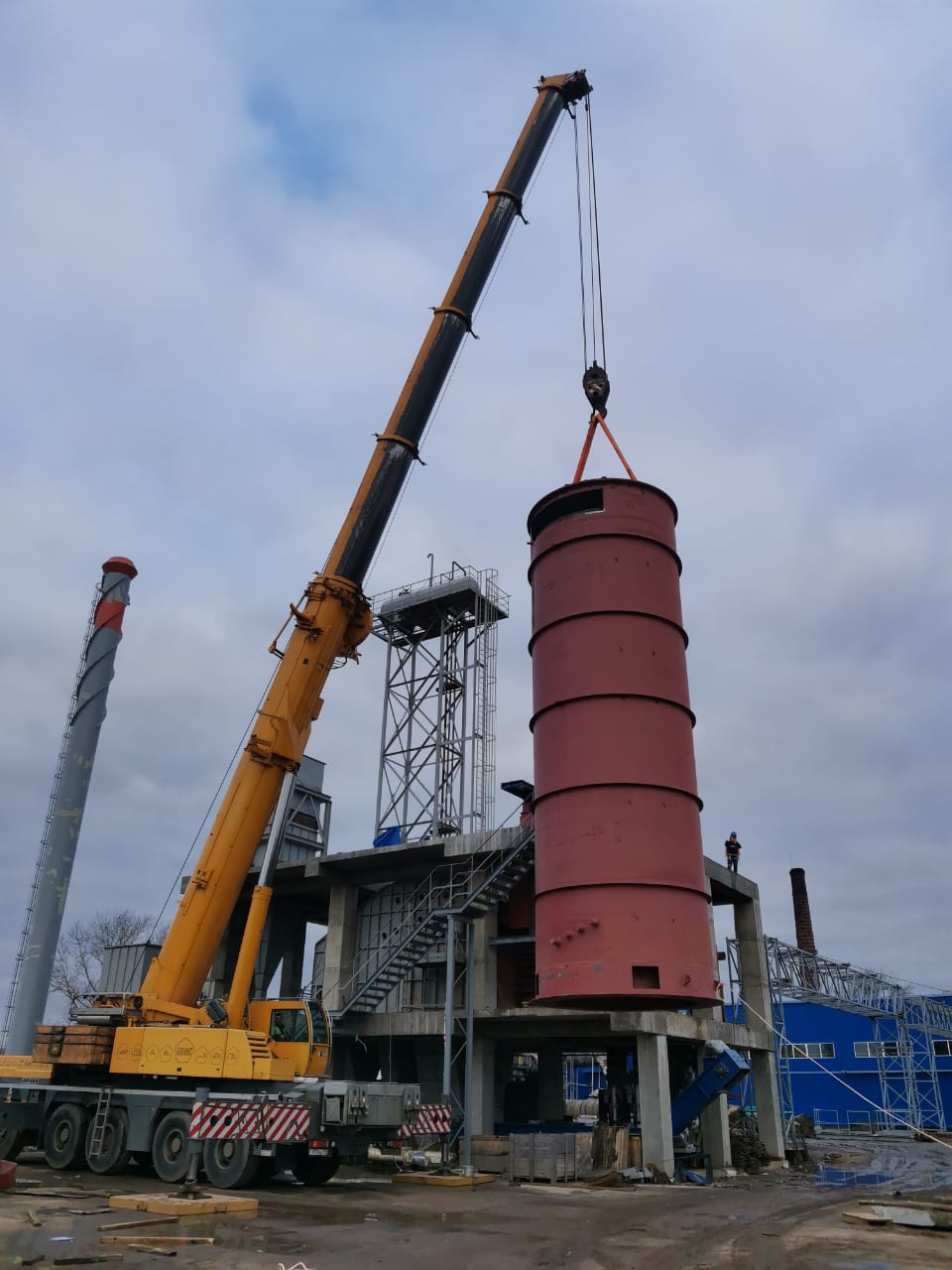 Установка оборудования с помощью крана