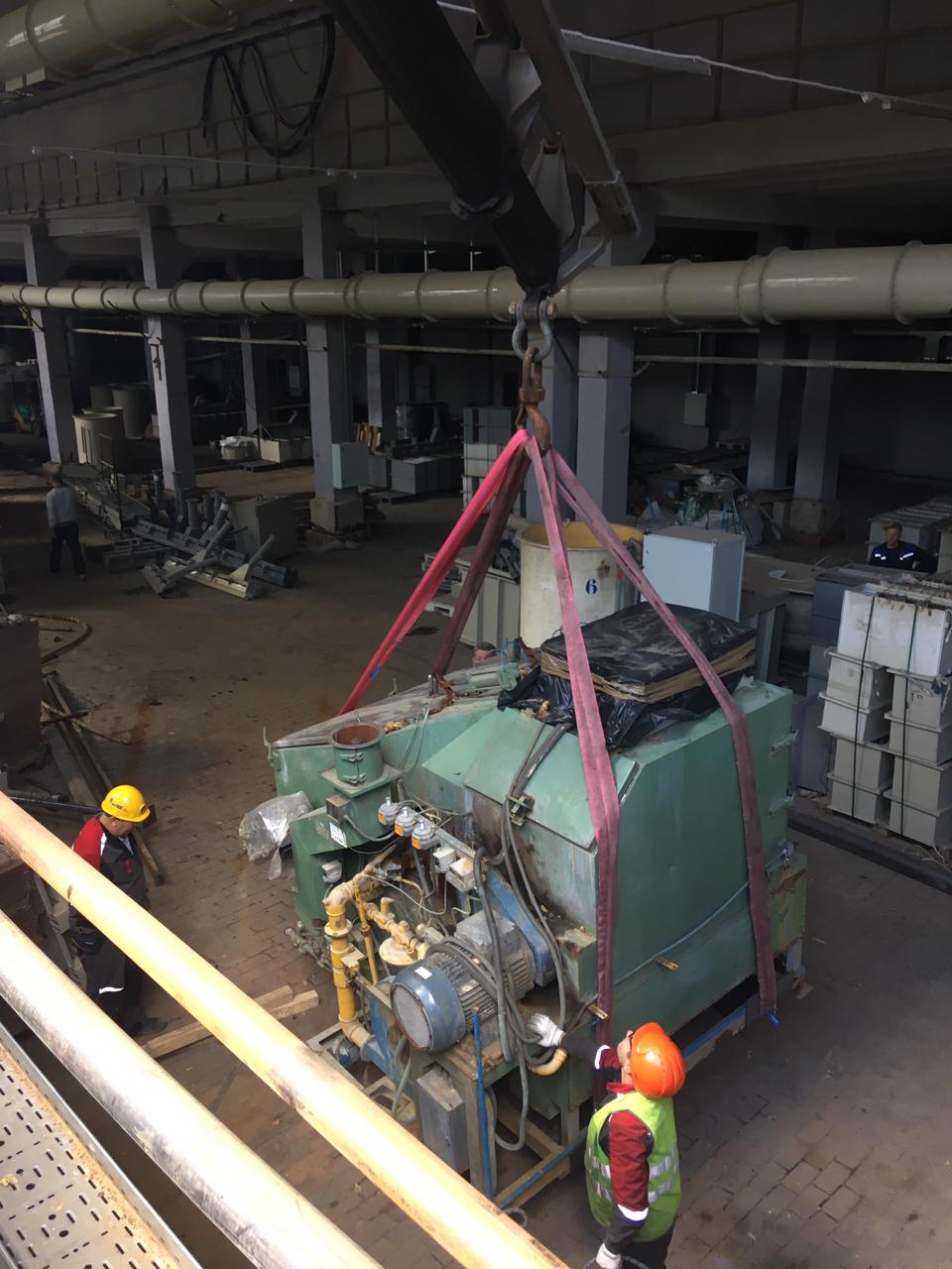 Стропальщики контролируют безопасность перемещения оборудования