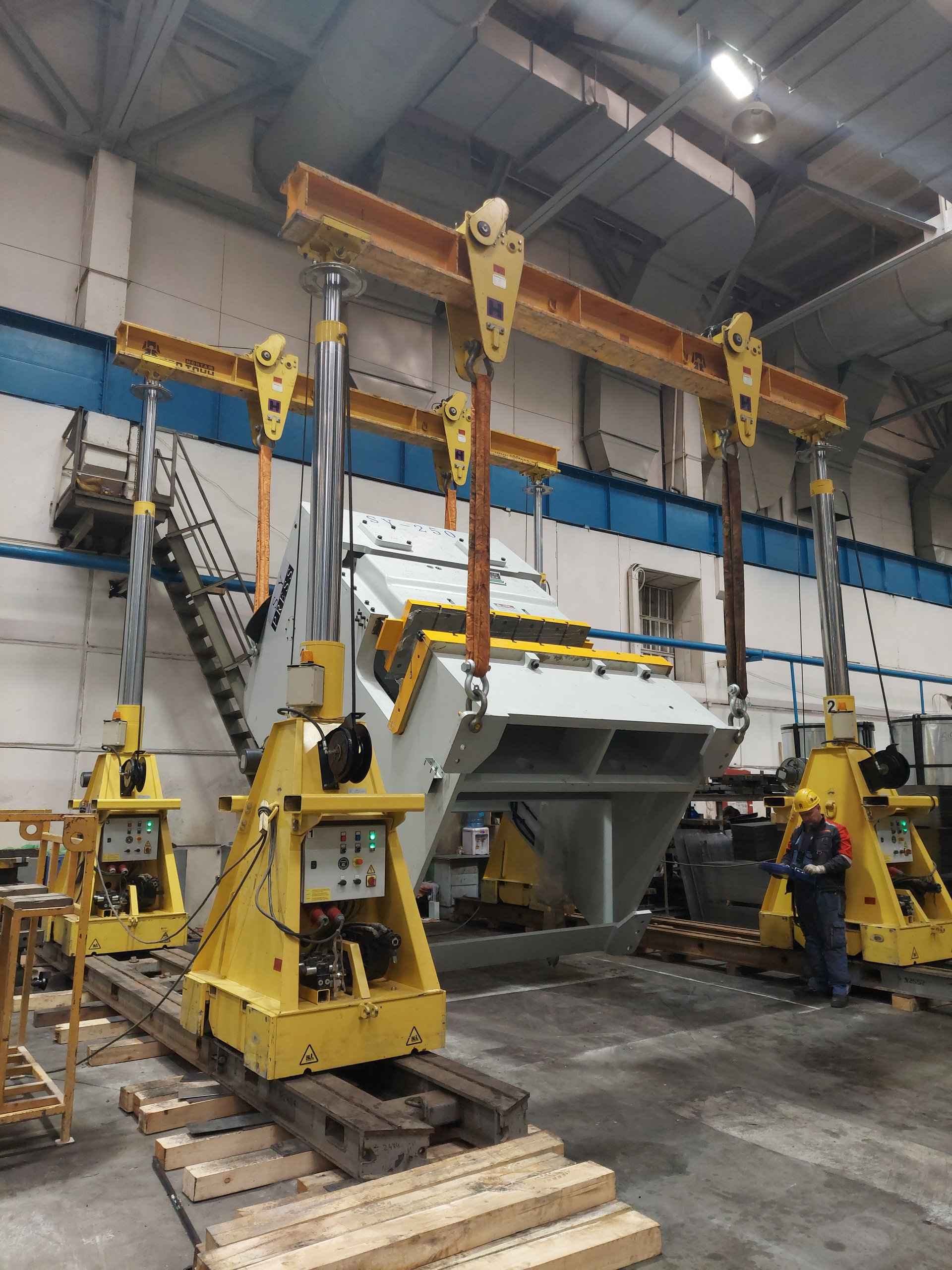 Кантование пресса с помощью гидравлического портала