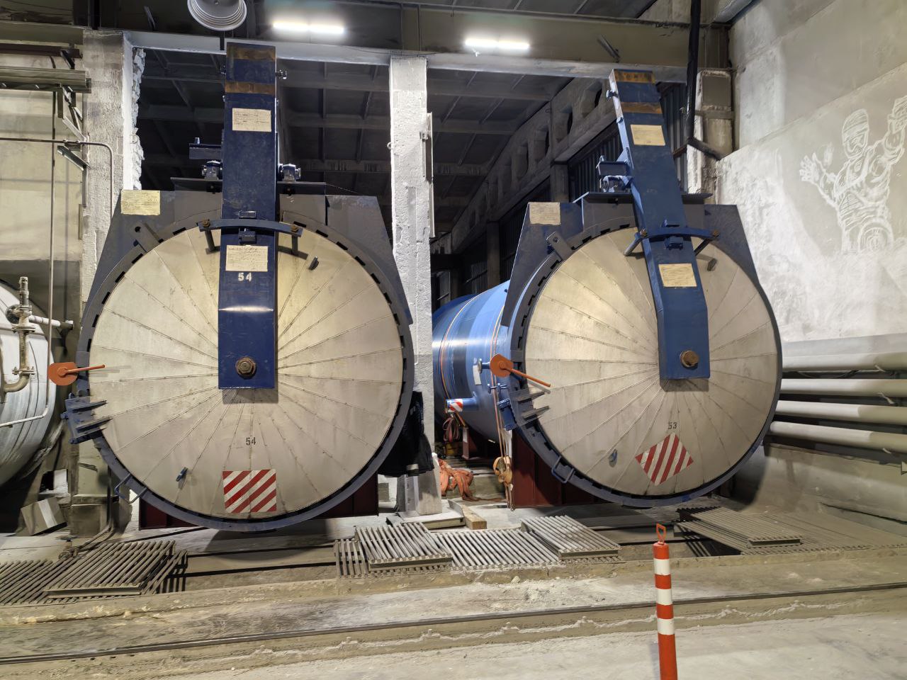 Установка крупногабаритного автоклава в стесненных условиях