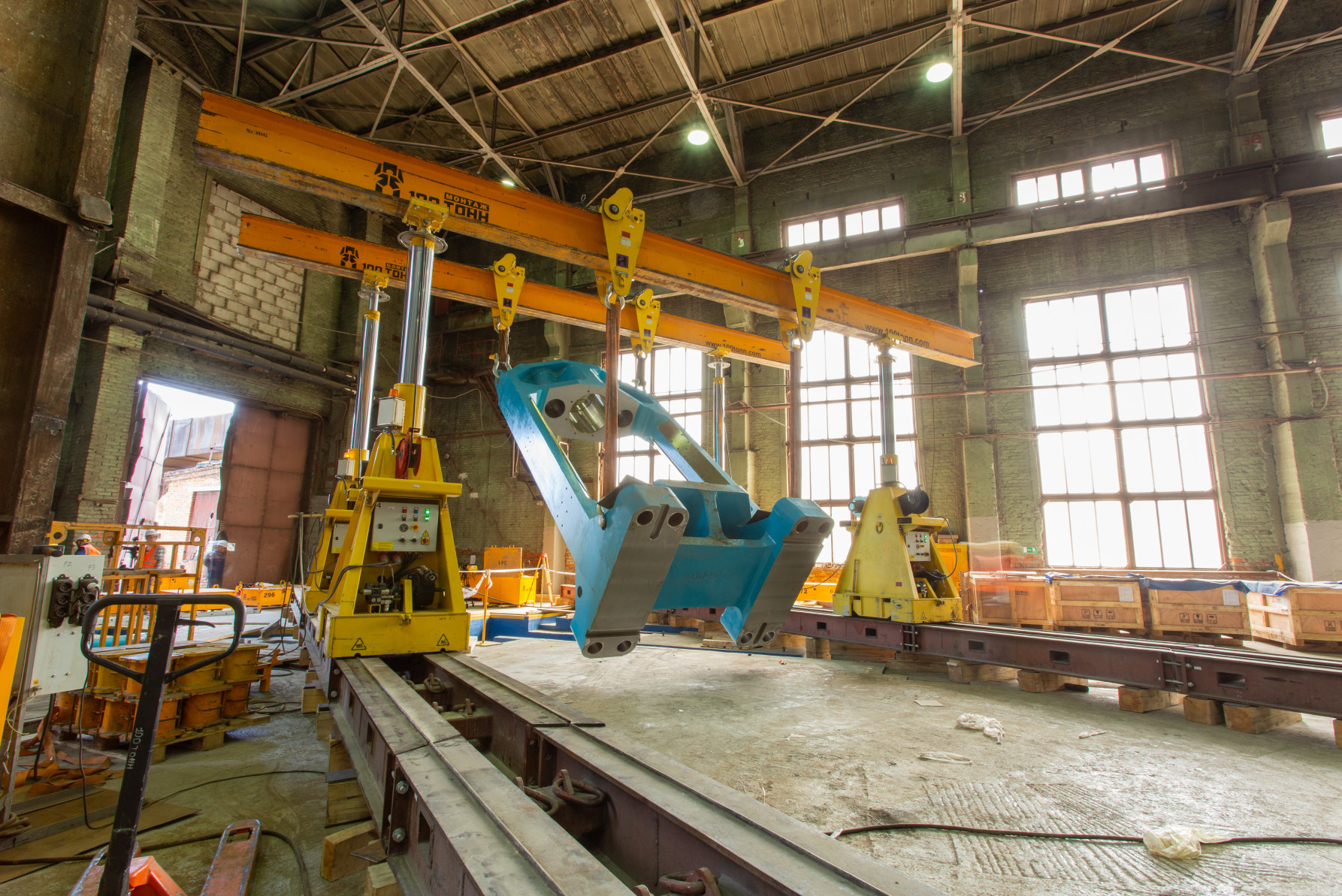 Кантование станины пресса на металлургическом производстве