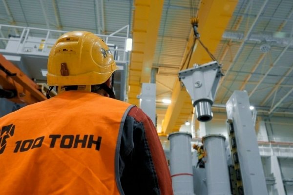 Такелажник управляет краном: участвует в сборке пресса на автозаводе