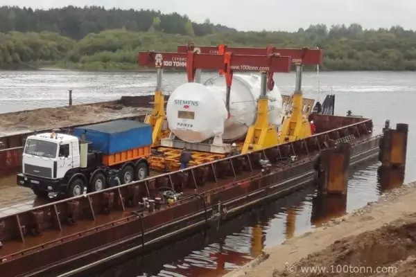 Выгрузка газовой турбины и генератора Siemens с двух барж