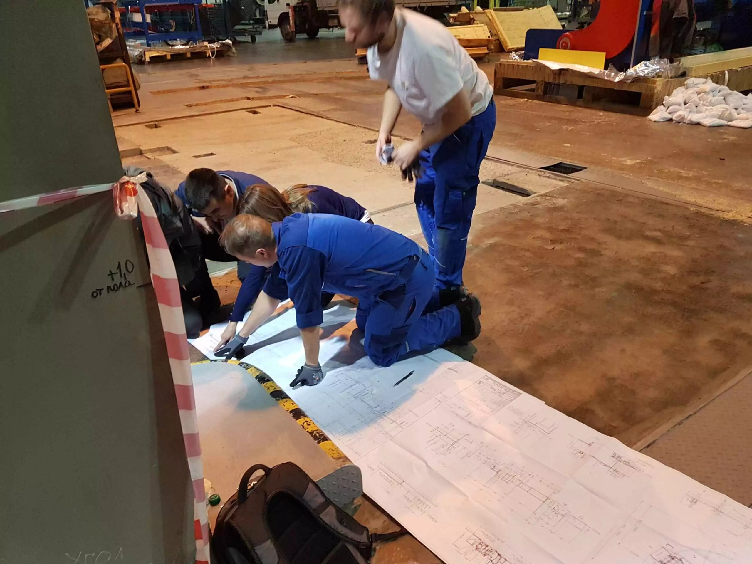 Чтение чертежей на площадке перед монтажом оборудования