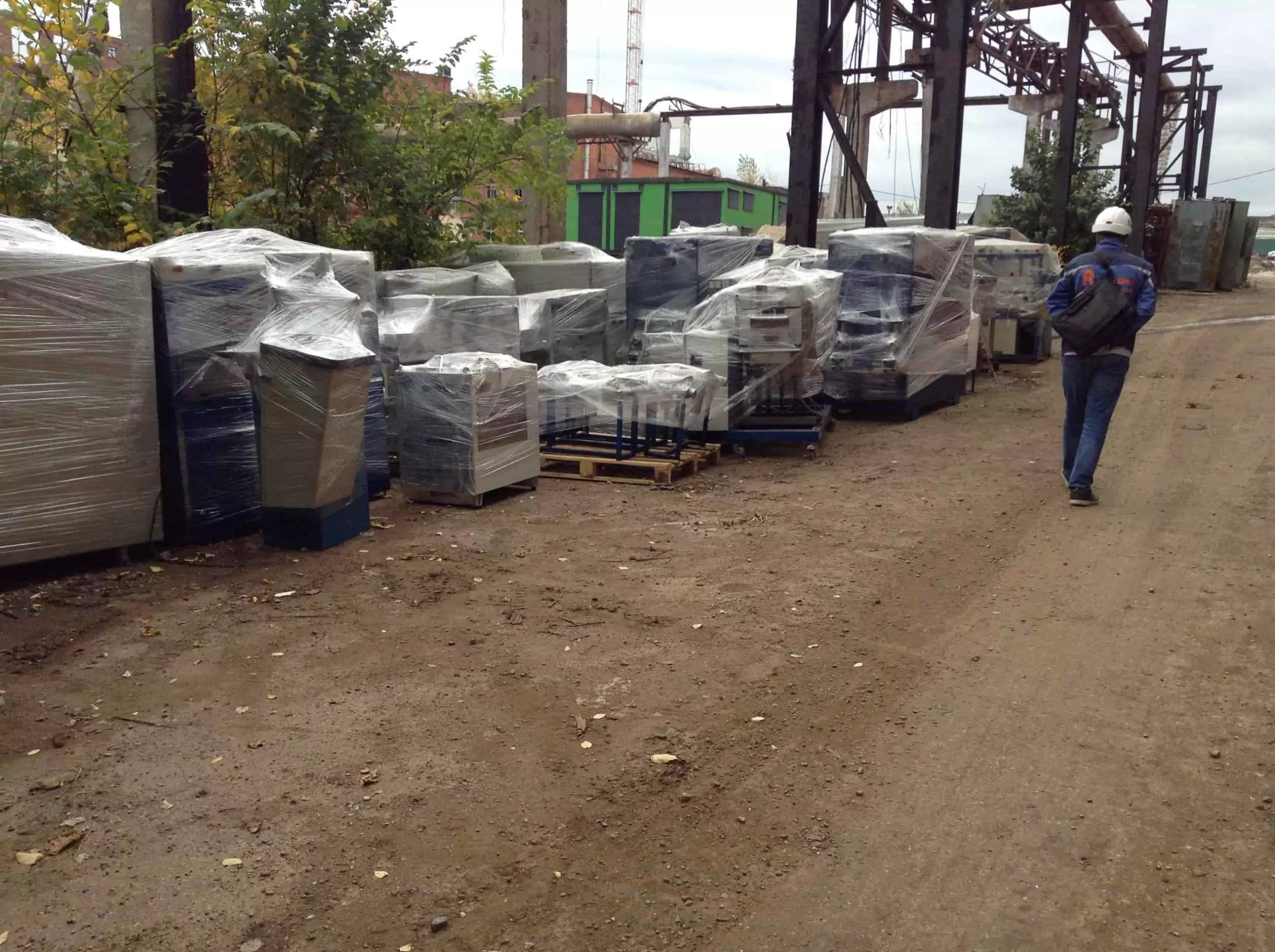 Демонтированное оборудование упаковано и перемещено из цеха на улицу