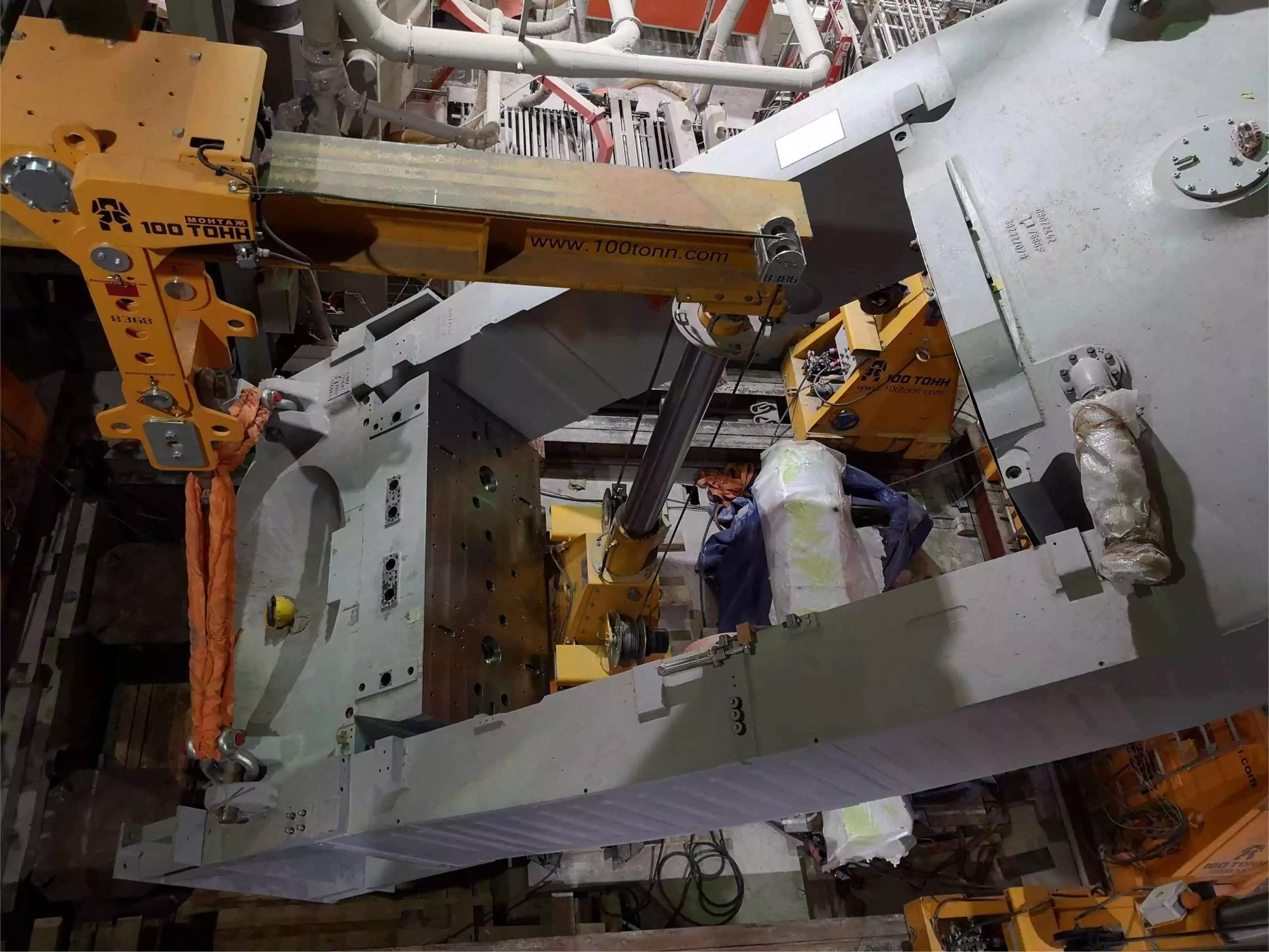 Кантование станины пресса Sacmi PH6500 внутри цеха с помощью двух порталов