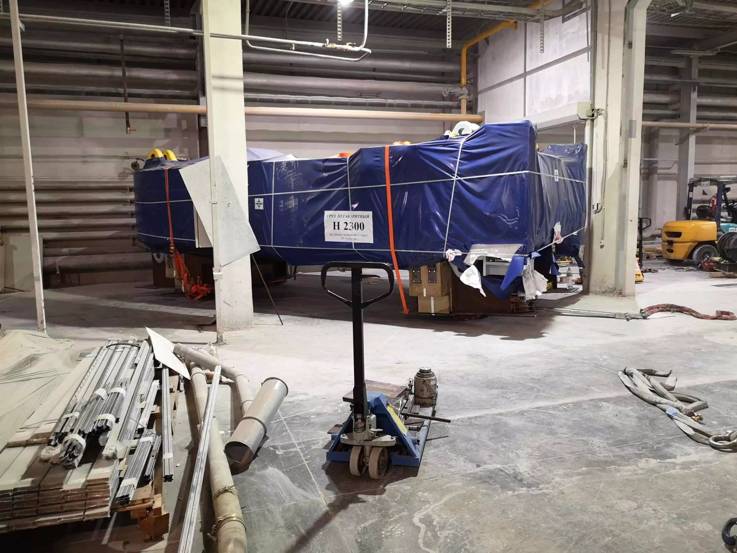 Новое оборудование, в упаковке перемещенное в цех для монтажа