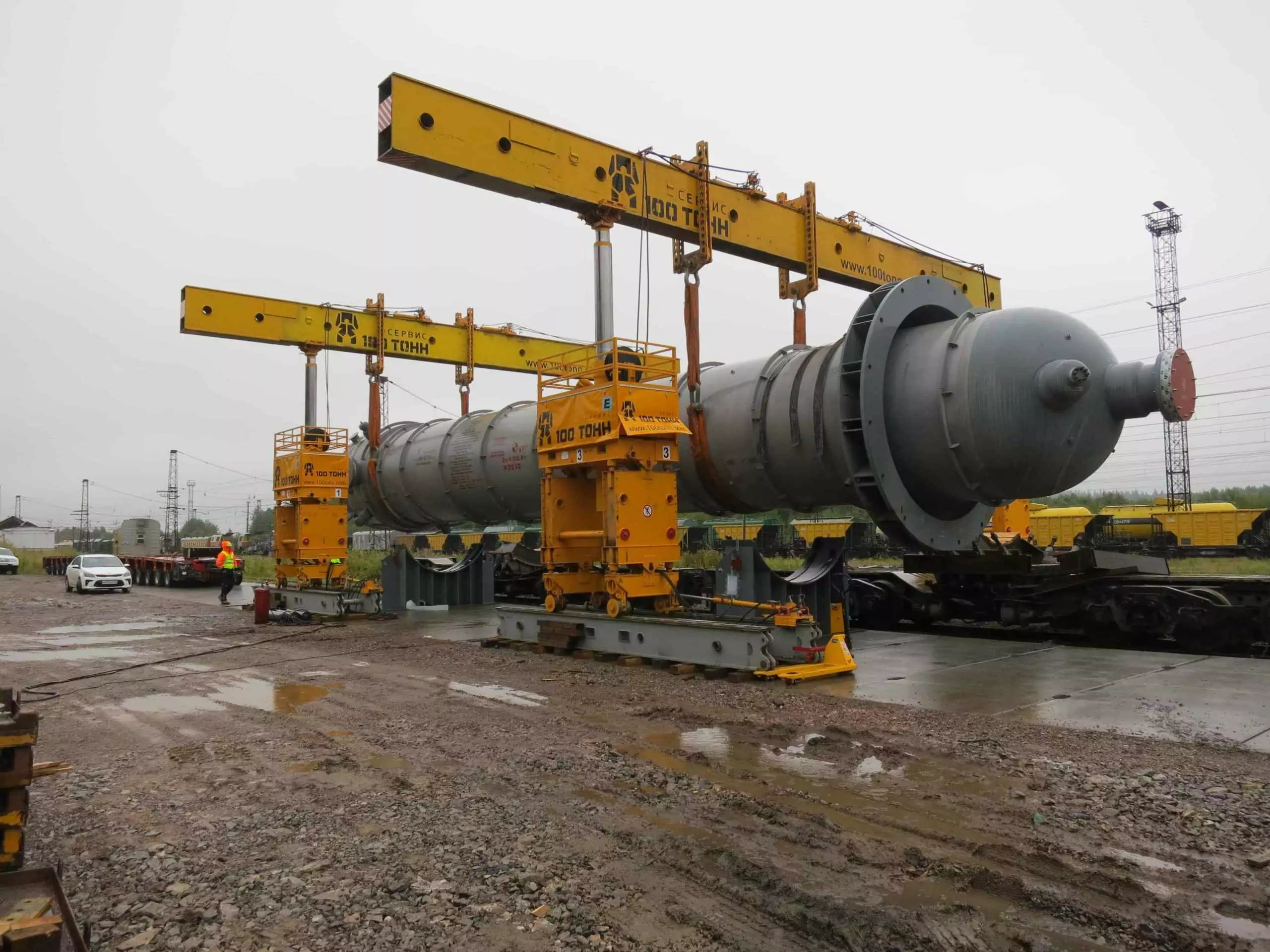 Перемещение колонны (реактора) на жд станции с помощью портала в зону погрузки Перемещение колонны (реактора) на жд станции с помощью портала в зону погрузки