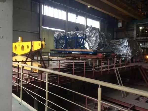 Перемещение нижней части компрессора на фундамент