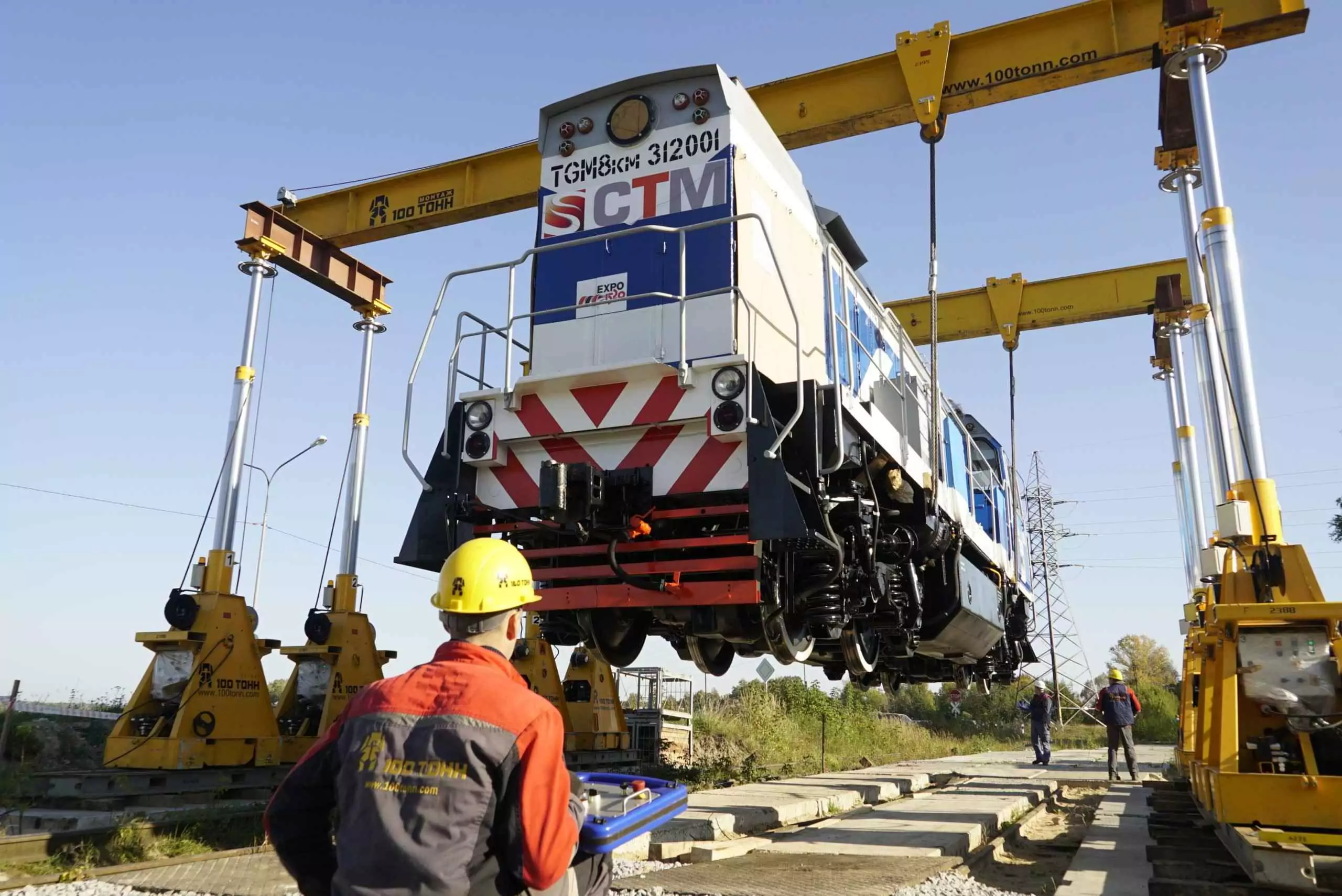 Подъем локомотива перед сменой колесной пары