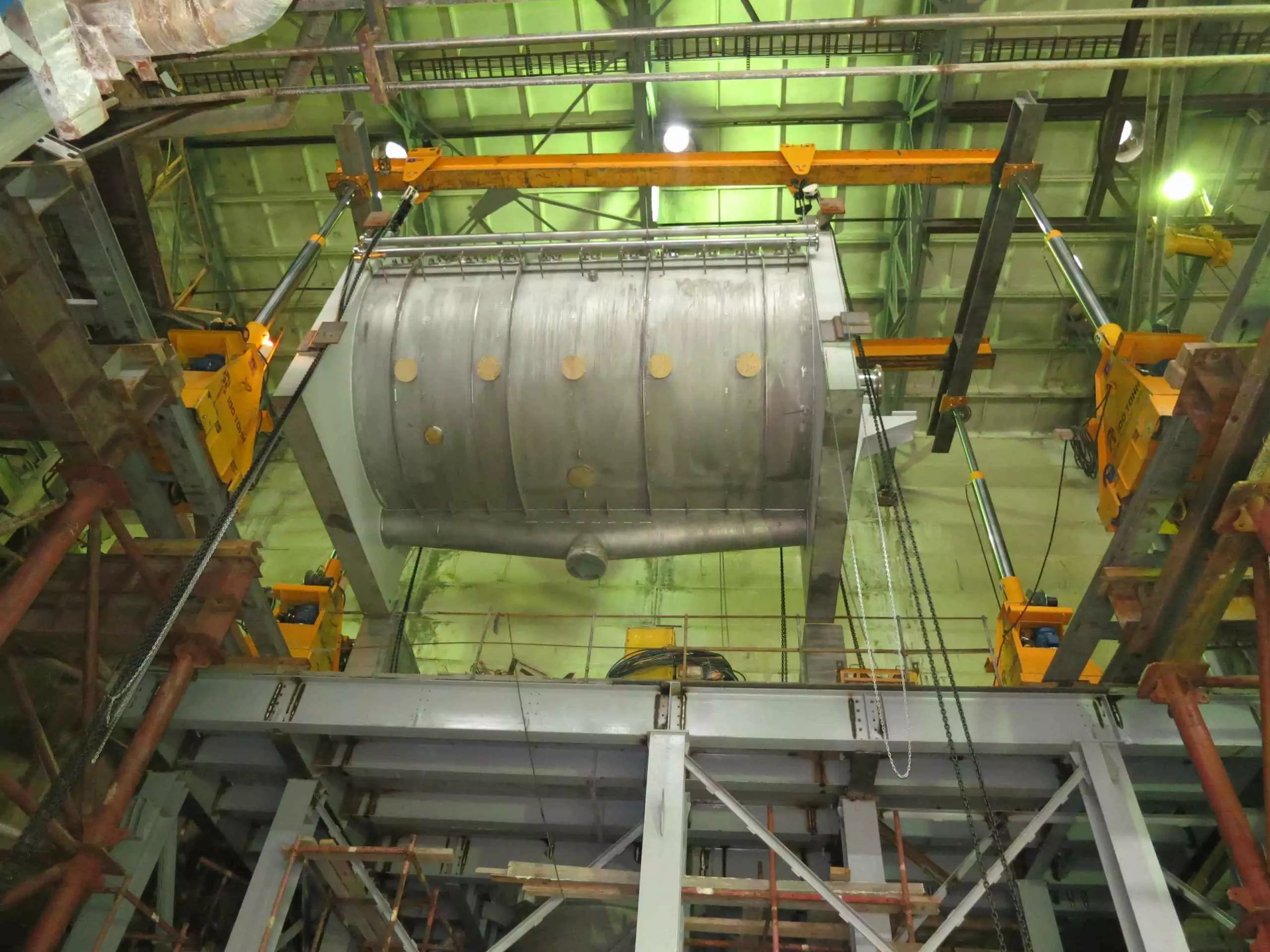 Подъем оборудования в цехе с помощью портала на отметку 10,4 метра