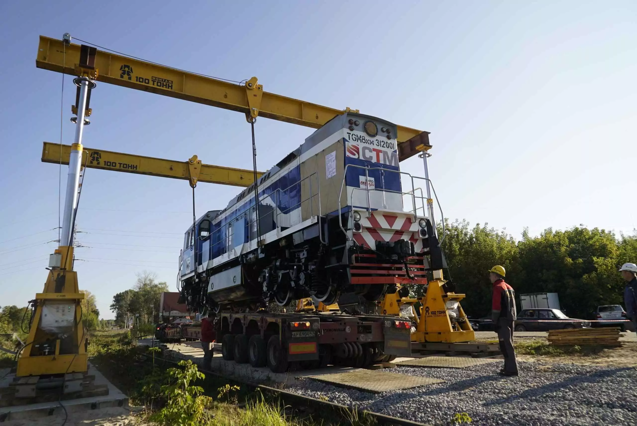 Погрузка и позиционирование локомотива на трале