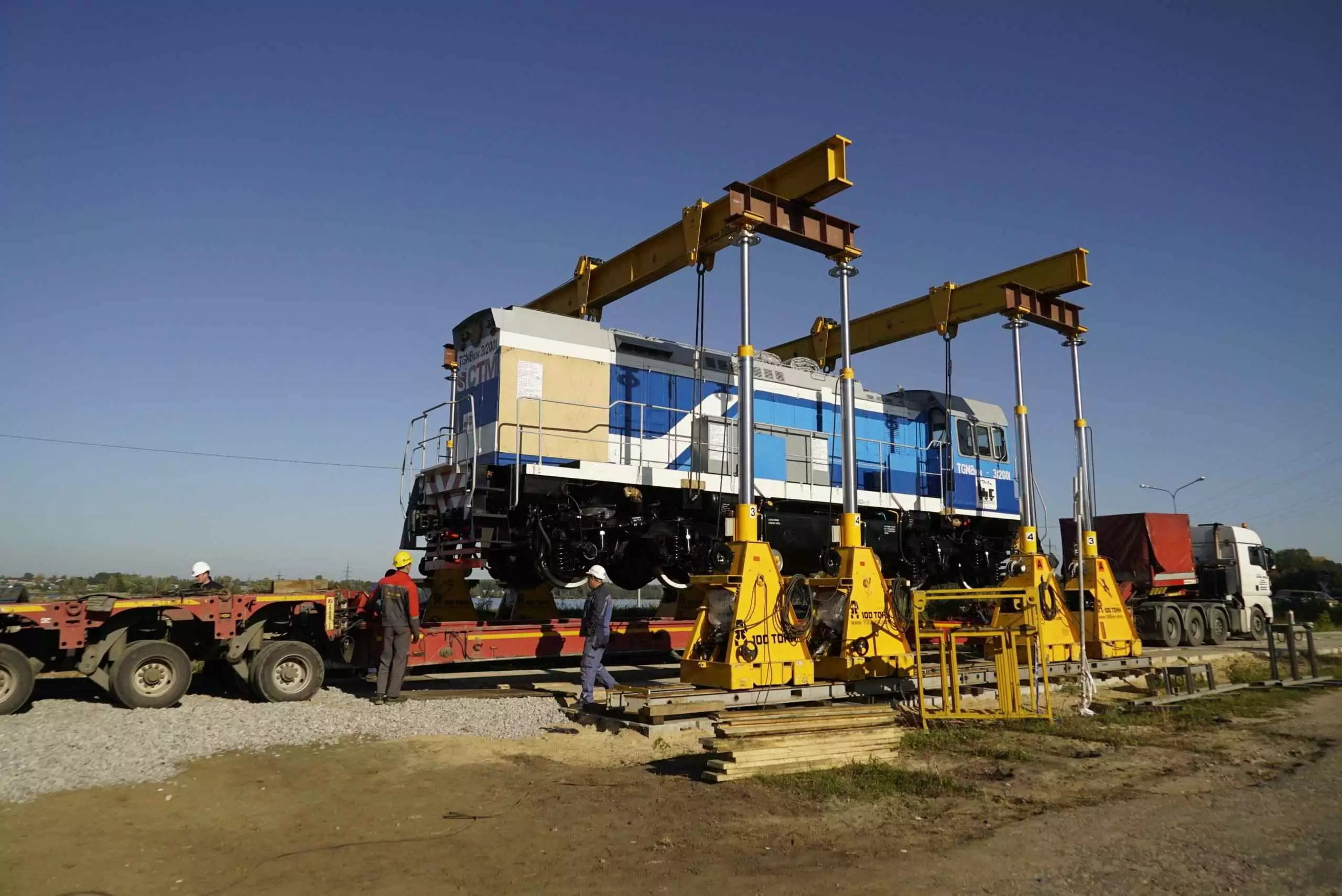 Погрузка порталом локомотива ТГМ 8км