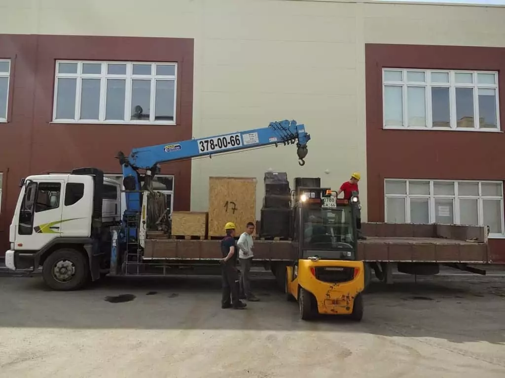 Погрузка медицинского оборудования с помощью погрузчика со склада временного хранения