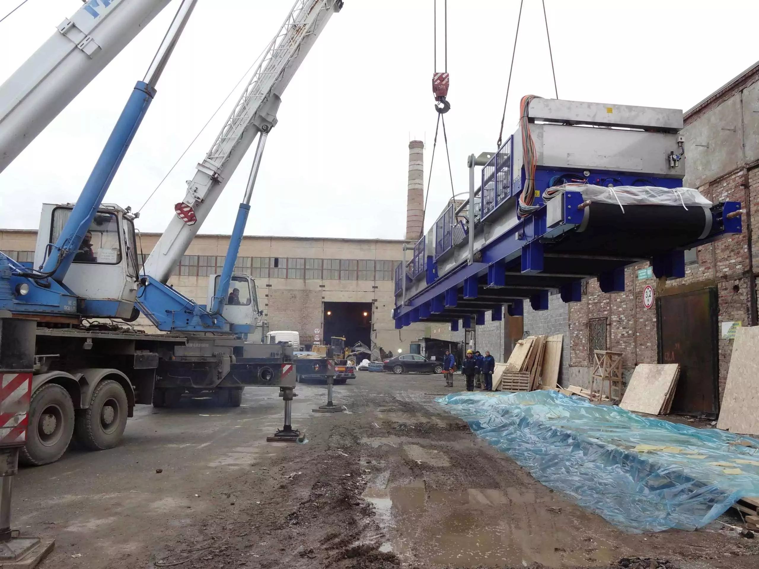 Погрузка технологического оборудования на площадке временного хранения