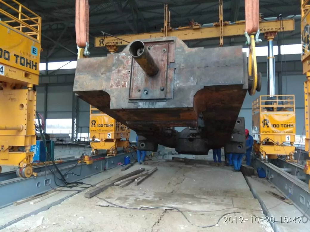 Промышленный такелаж станины с помощью гидравлического портала Промышленный такелаж станины с помощью гидравлического портала