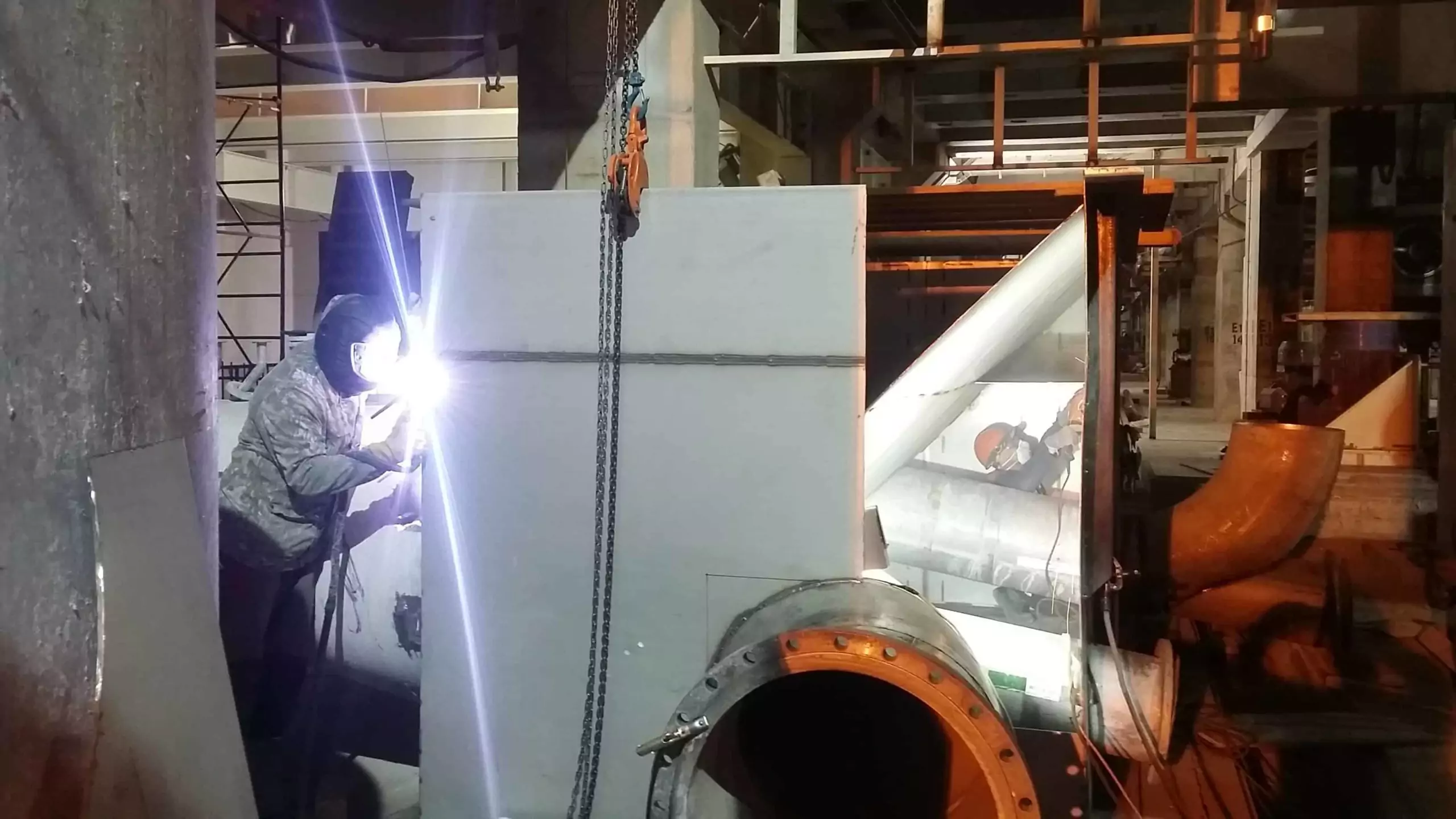 Сварочные работы при монтаже картоноделательной машины