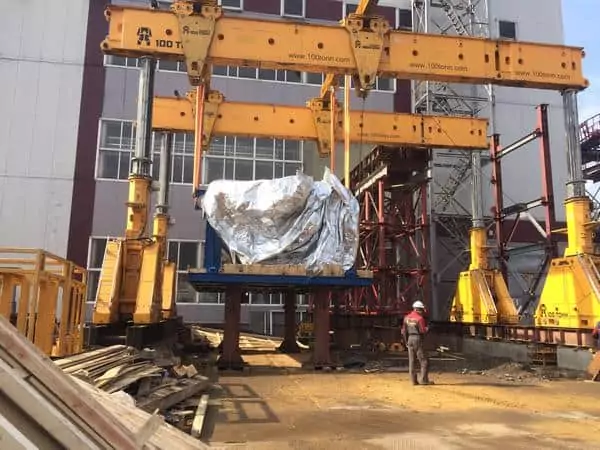 Такелаж нижней части компрессора с помощью портала