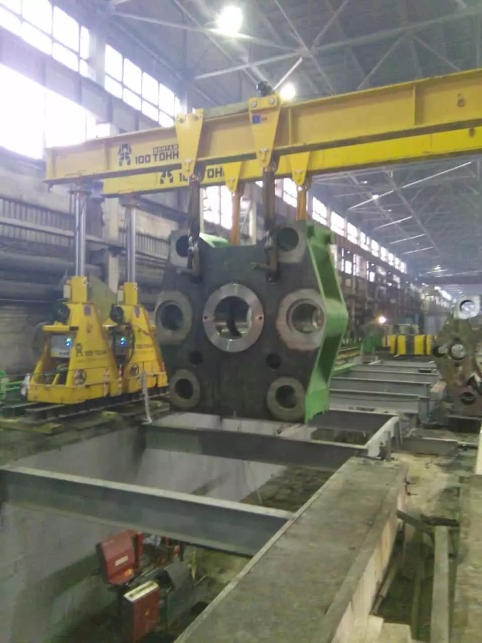 Установка передней траверсы пресса ПА8745П в помещении цеха