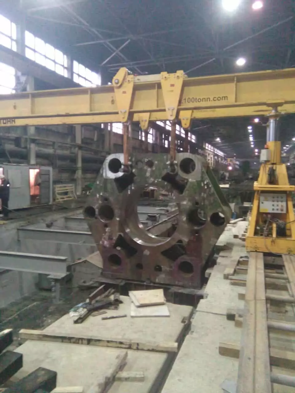 Установка в проектное положение задней траверсы горизонтального гидравлического пресса ПА8745П