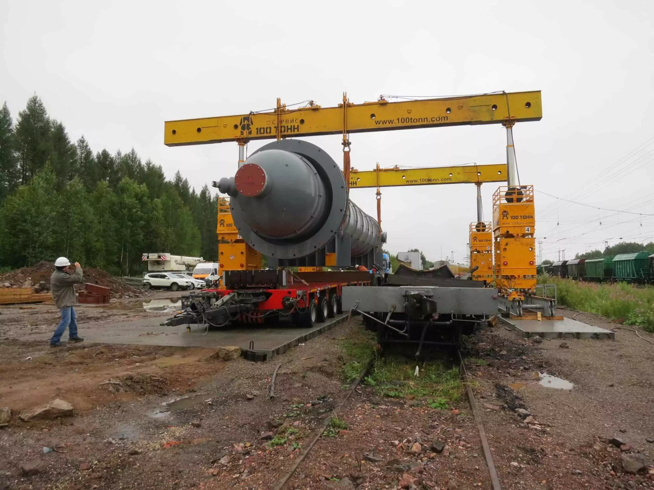 Установка реактора 20-R-1001 на модульный прицеп с помощью портала Установка реактора 20-R-1001 на модульный прицеп с помощью портала