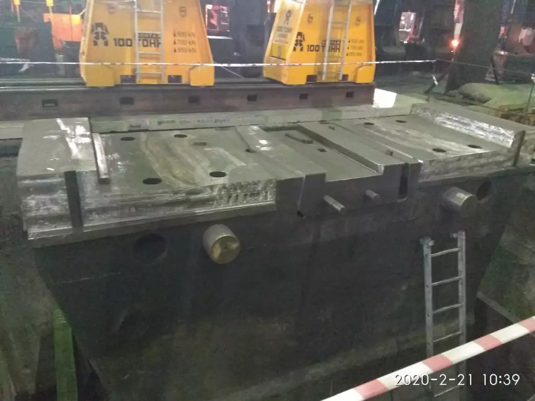 Установка верхнего шабота молота в приямок