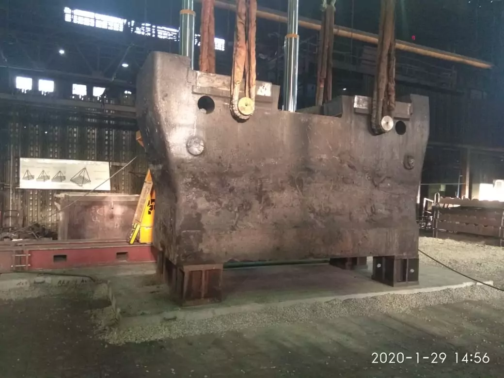 Верхний шабот молота установлен на место ремонта