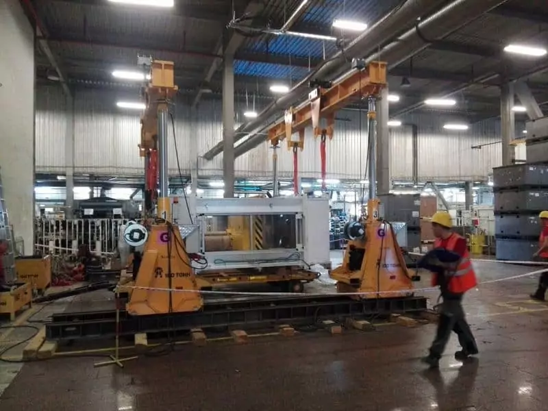 Выгрузка порталом с такелажной тележки в цехе