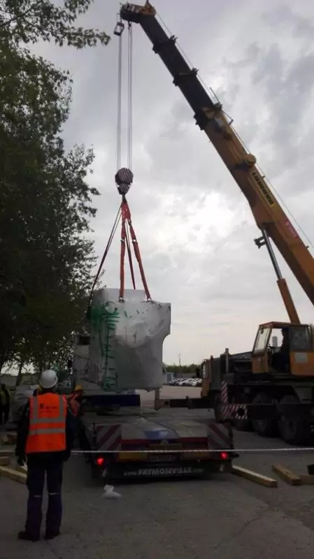 Выгрузка пресса краном на улице