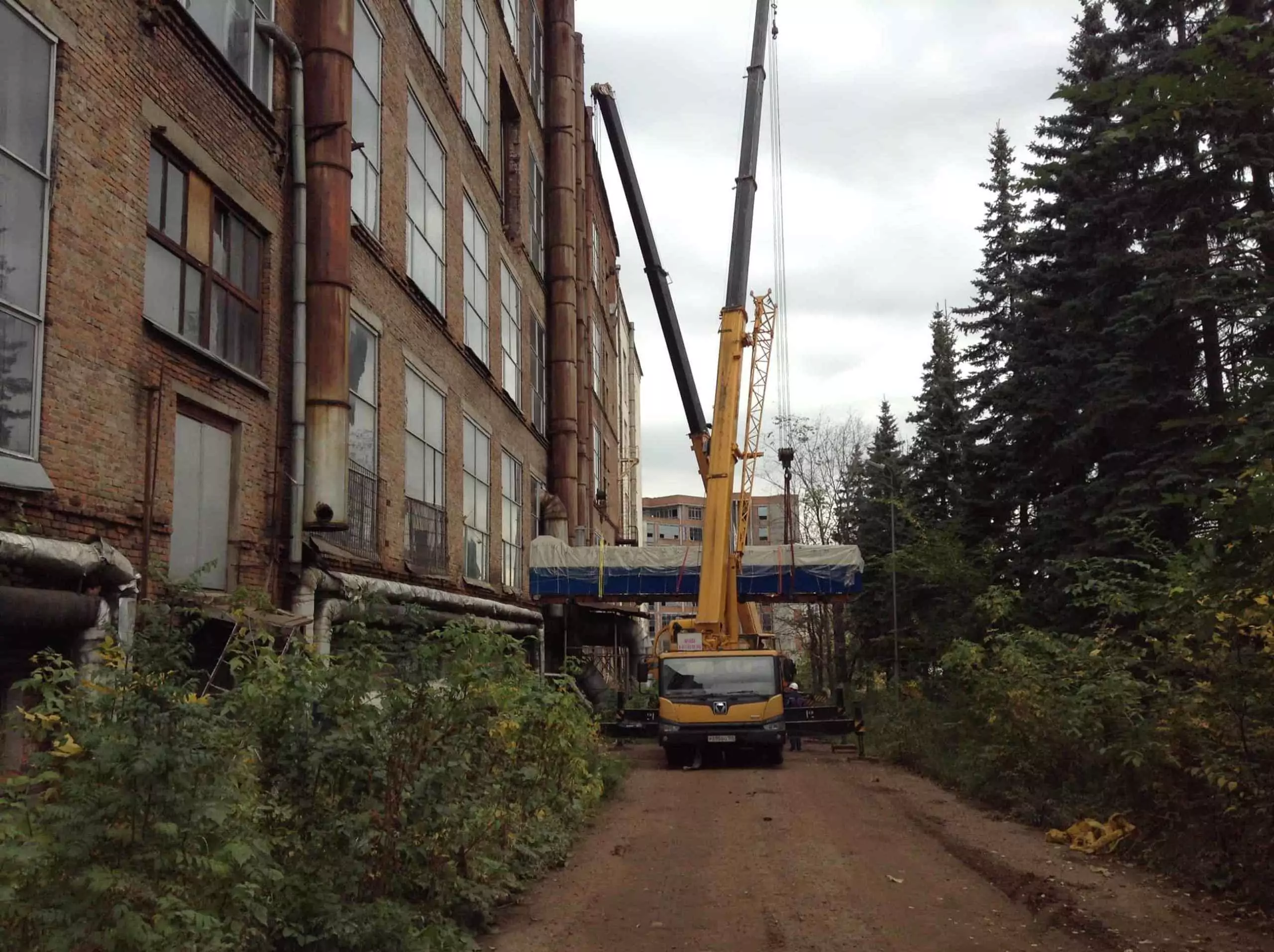 Выгрузка демонтированного оборудования из цеха через проем на 3 этаже