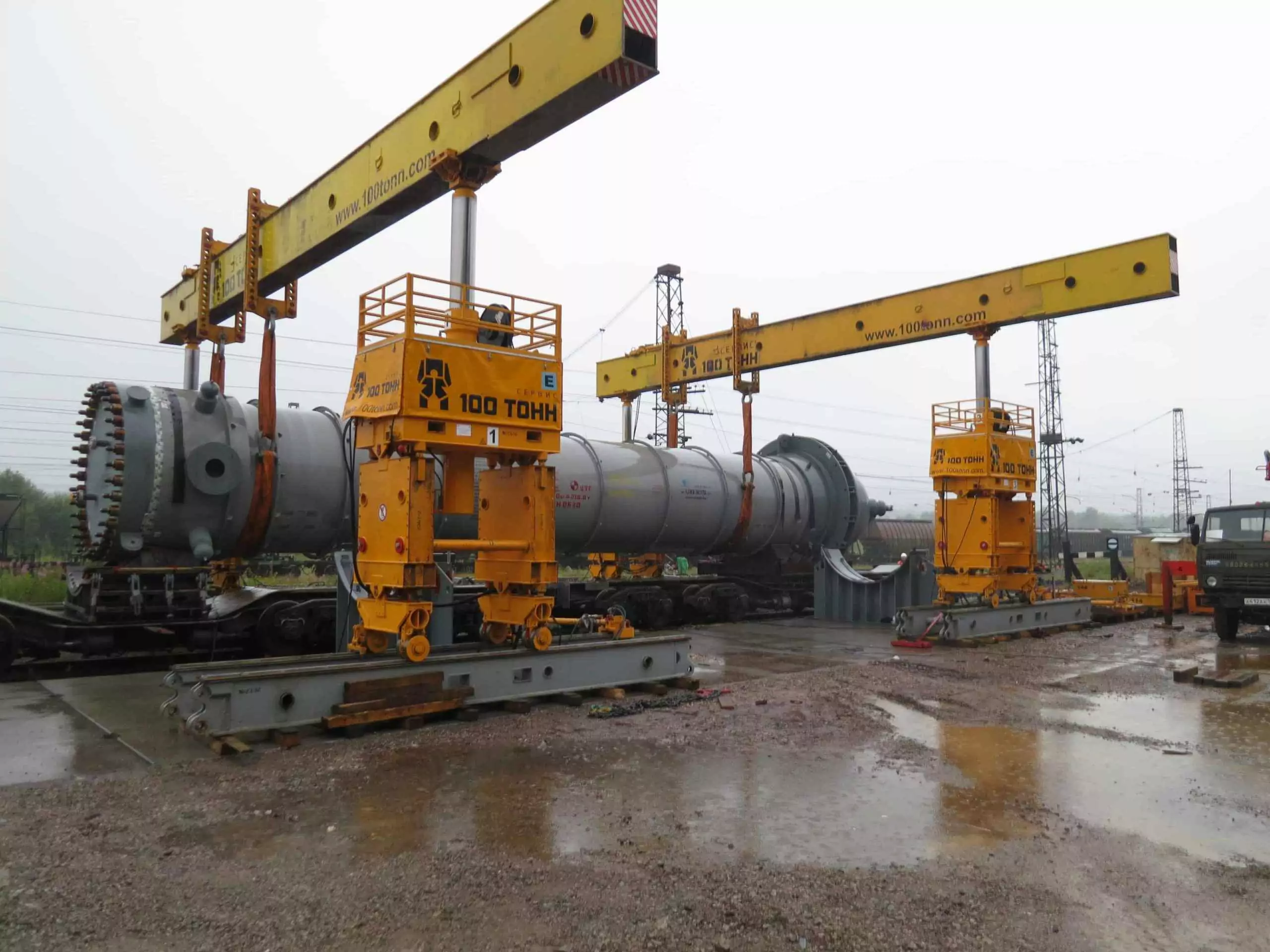 Выгрузка реактора аммиака с железнодорожного транспортёра в Пермском крае Выгрузка реактора аммиака с железнодорожного транспортёра в Пермском крае