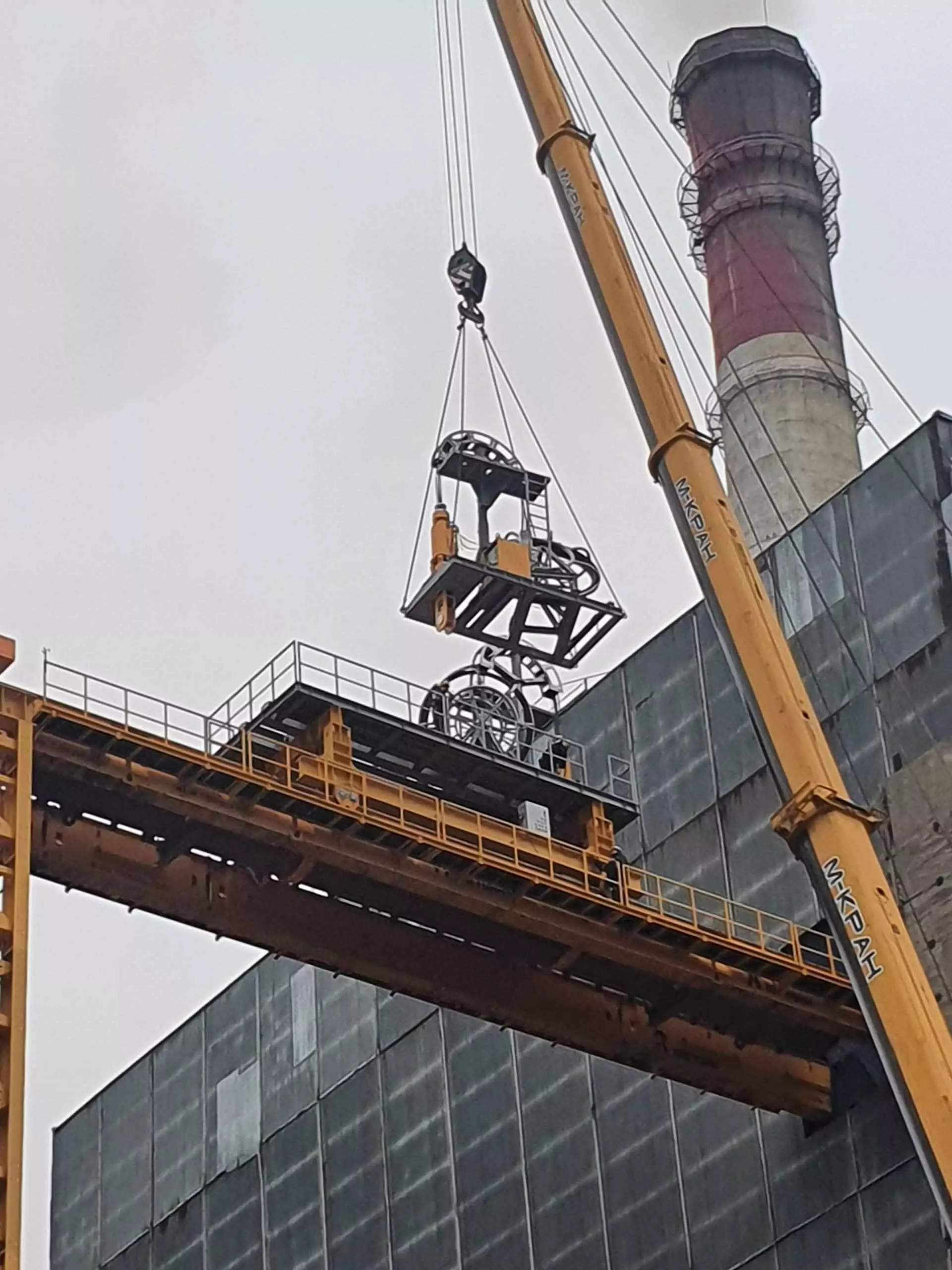 Автокран устанавливает тросовые домкраты на высотную отметку