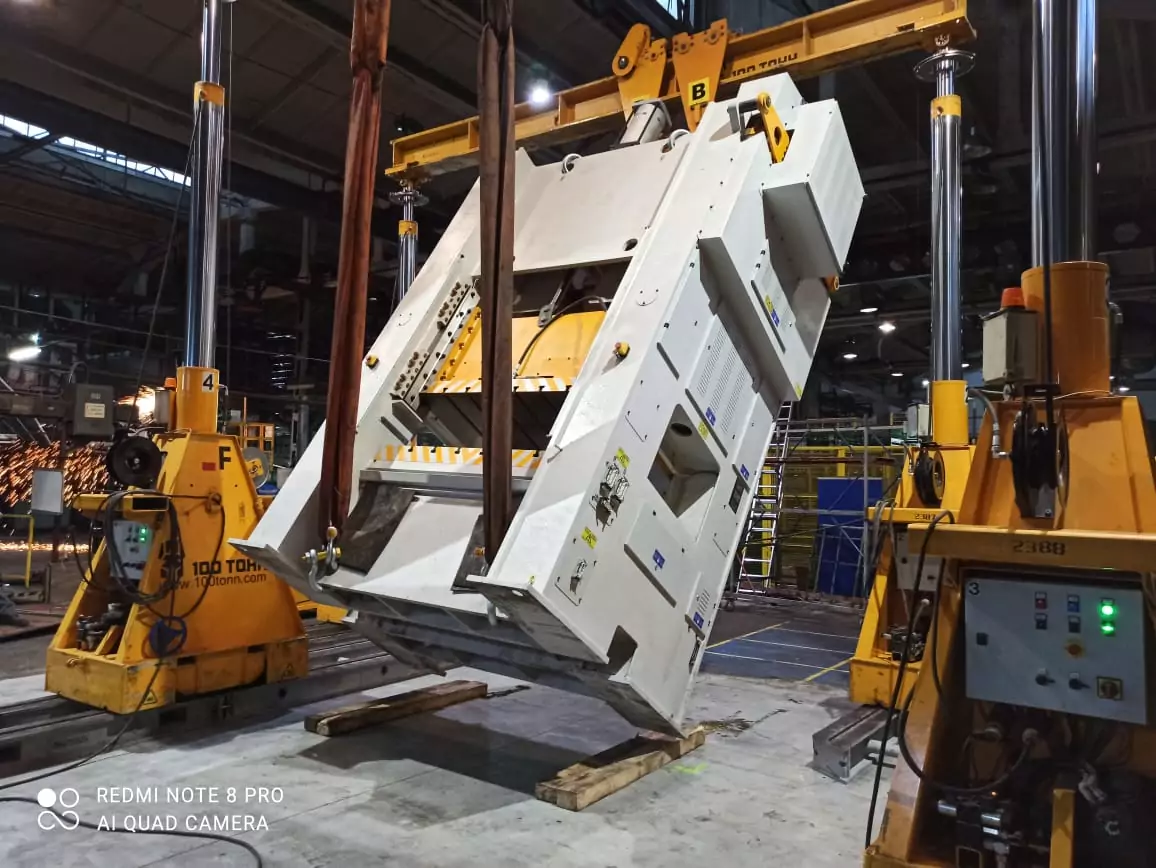 Гидравлический портал выполняет такелаж оборудования