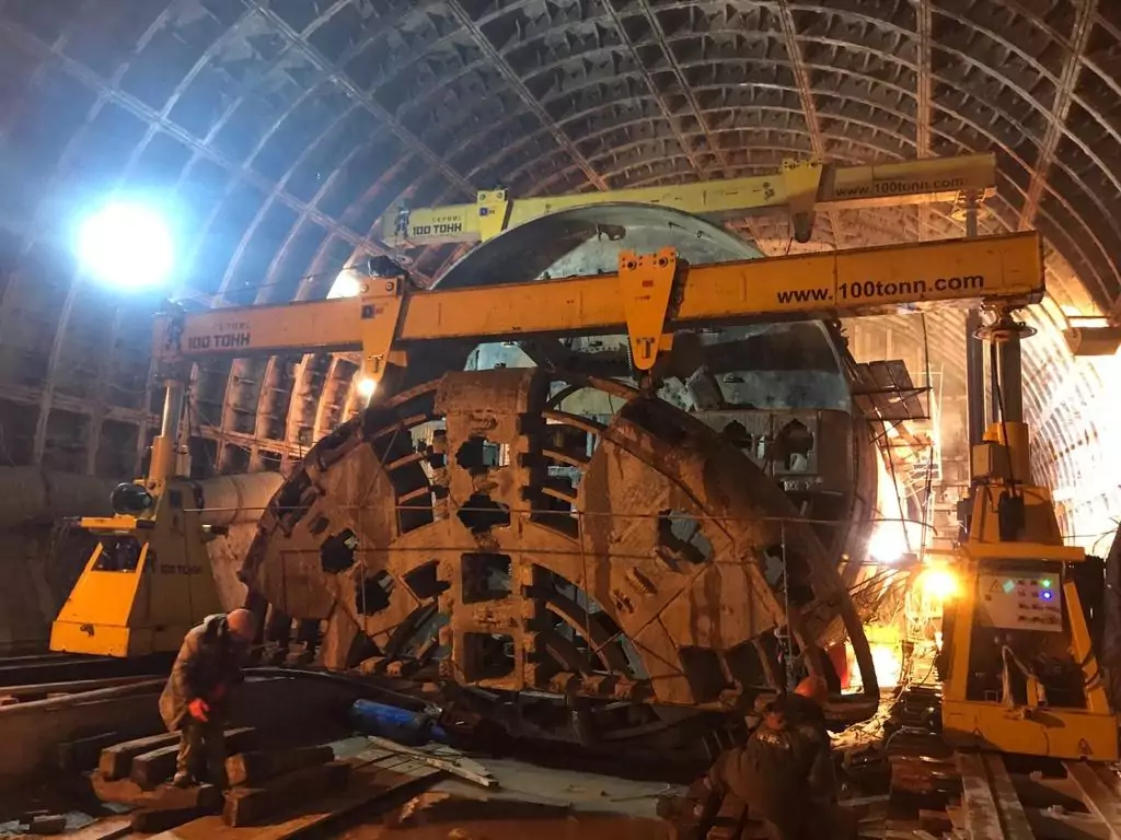 Монтаж проходческого щита метрополитена с помощью портальной системы