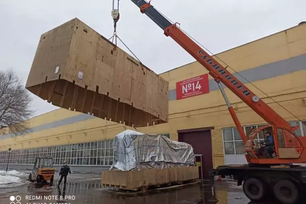 Распаковка оборудования с помощью автокрана