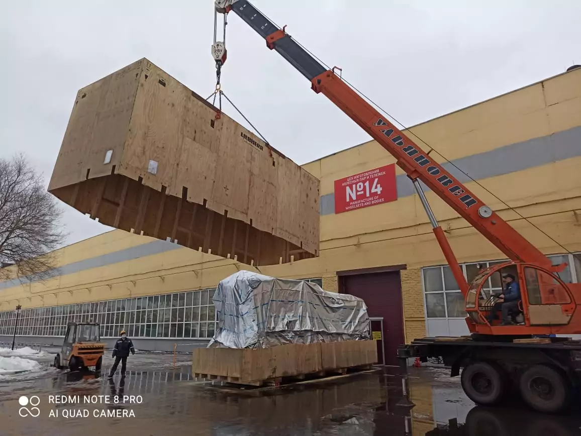 Распаковка оборудования с помощью автокрана